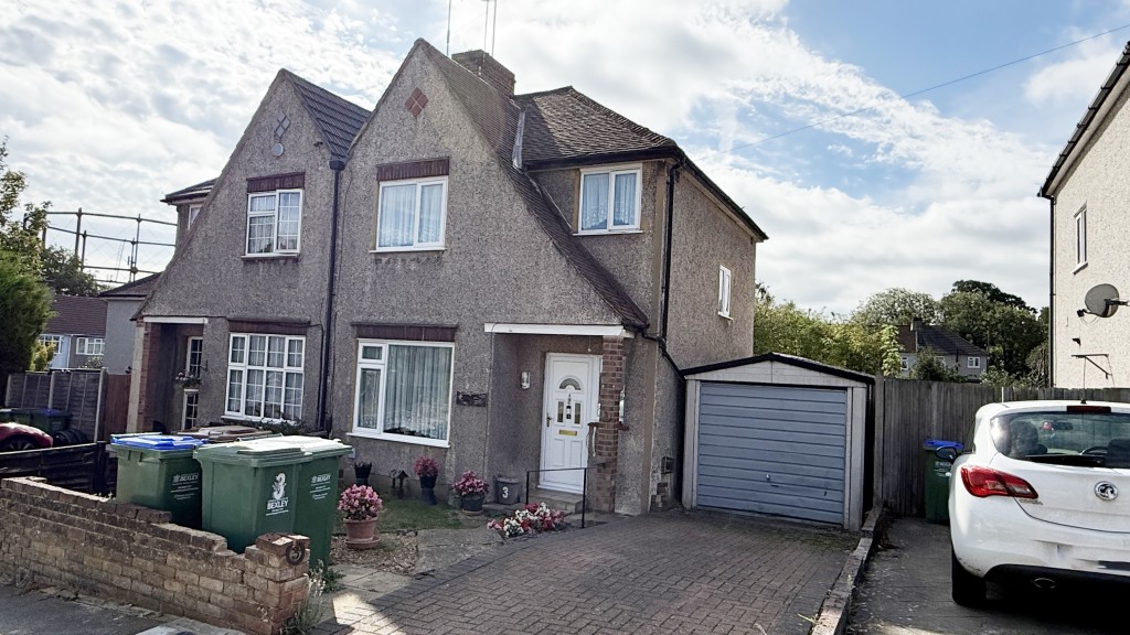 Lot: 34 - SEMI-DETACHED HOUSE LET ON A STATUTORY TENANCY - External image of property from street level